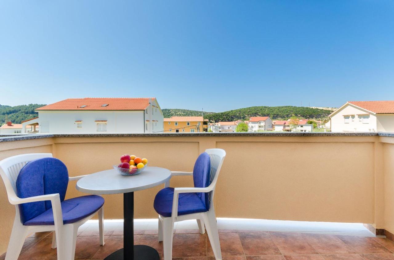 Apartments And Room Sime M Lopar Εξωτερικό φωτογραφία